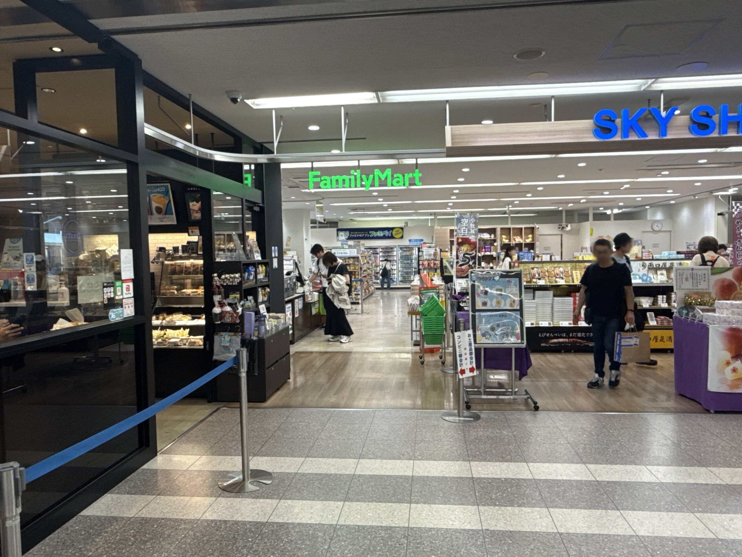 小牧空港の出発エリア、FamilyMartとSKY SHOP