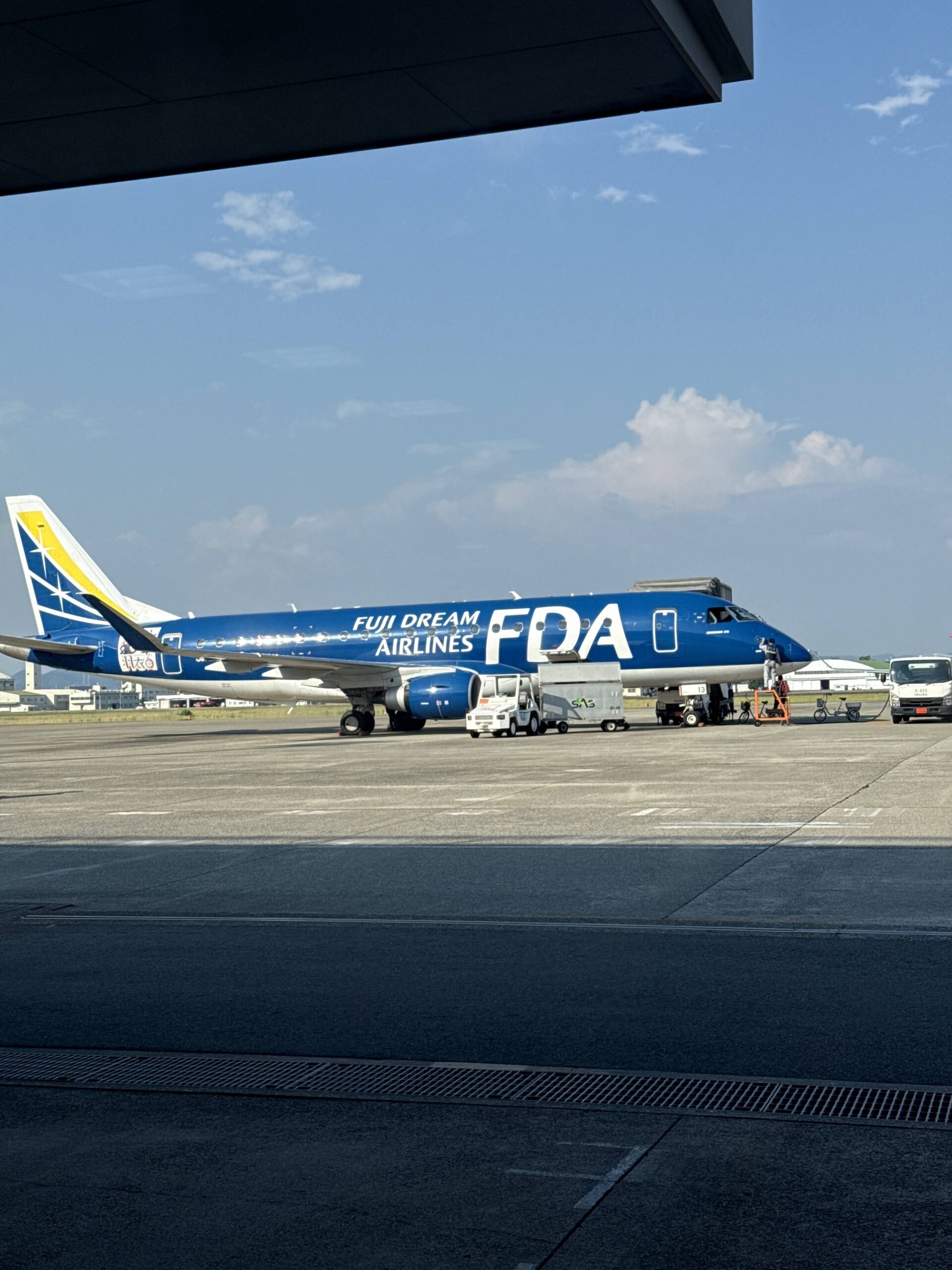 沖どめスポットに駐機するFDAのEmbraer 175