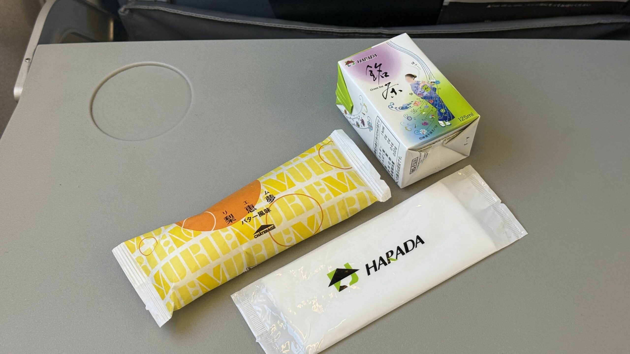 FDA機内で提供された緑茶パック・お菓子・おしぼり
